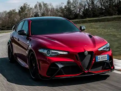 Game: Alfa Romeo Giulia GTA Slide se traduce como Alfa Romeo Giulia GTA Slide.