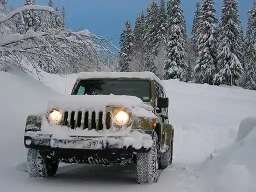 Game: Jeep de nieve todoterreno para pasajeros en la montaña cuesta arriba.